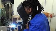 Das neue Zuwanderungsgesetz soll es Menschen aus Ländern außerhalb der EU – hier eine junge Frau aus Guinea bei einem Kurs im E-Schweißen – leichter machen, in Deutschland zu arbeiten.