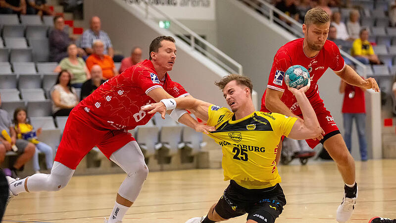 Coburgs Jakob Knauer (am Ball) ist vom Ludwigshafener Mex Raguse nur mit einem Foul zu stoppen.Uwe Gick Coburgs Jakob Knauer (am Ball) ist vom Ludwigshafener Mex Raguse nur mit einem Foul zu stoppen.Uwe Gick