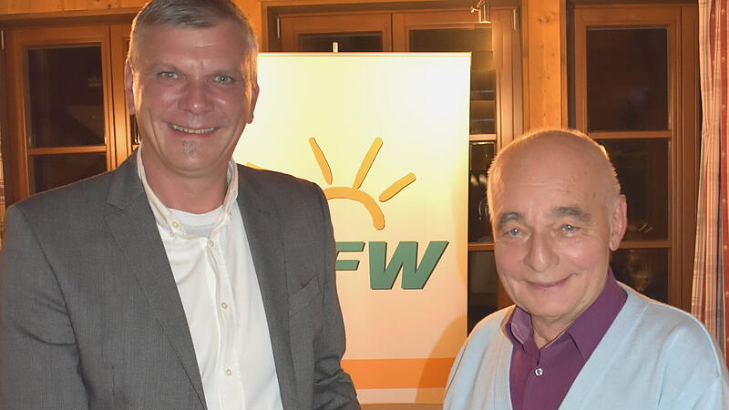 Marco Fischer (links) ist der B&uuml;rgermeisterkandidat der Freien W&auml;hler in Wallenfels. In seiner Funktion als Vorsitzender der Freien W&auml;hler verabschiedete er Peter D&uuml;thorn nach 38 Jahren als Schriftf&uuml;hrer.