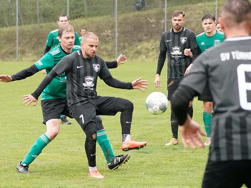 Ali Civelek (schwarzes Trikot) ist eine Institution beim SV Türkgücü Neustadt. Seit 2016 ist er für die Neustadter "Bullen" tätig. Ali Civelek (schwarzes Trikot) ist eine Institution beim SV Türkgücü Neustadt. Seit 2016 ist er für die Neustadter "Bullen" tätig.