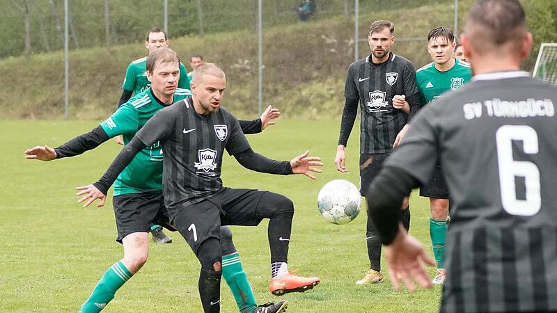 Ali Civelek (schwarzes Trikot) ist eine Institution beim SV T&uuml;rkg&uuml;c&uuml; Neustadt. Seit 2016 ist er f&uuml;r die Neustadter "Bullen" t&auml;tig.