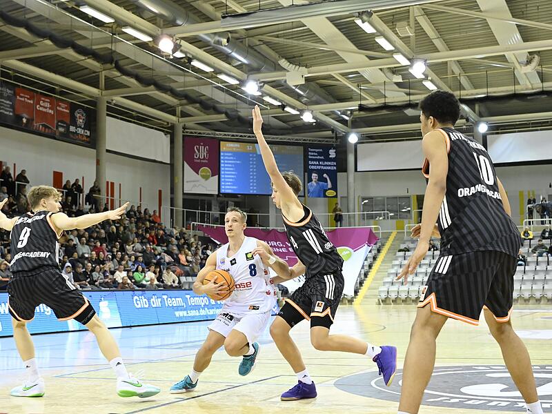 Aufbauspieler Nico Wenzel (im Spiel gegen Ulm) verlor mit dem BBC Coburg in W&uuml;rzburg.