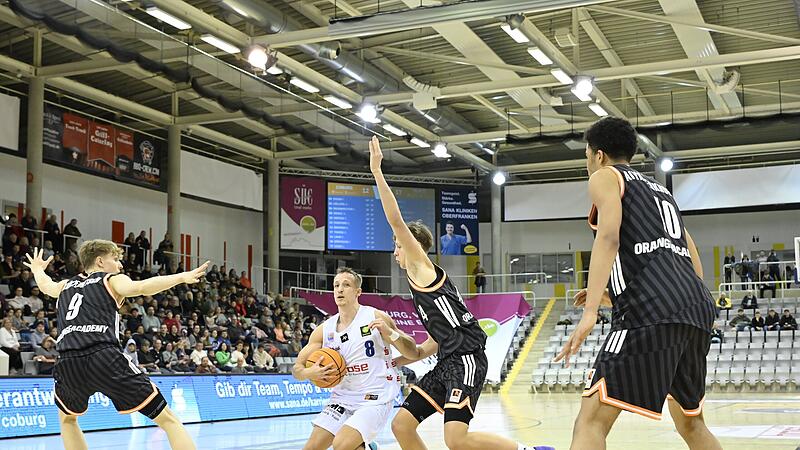 Aufbauspieler Nico Wenzel (im Spiel gegen Ulm) verlor mit dem BBC Coburg in W&uuml;rzburg.