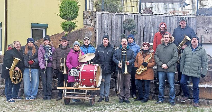 Die Musikanten der Musikvereinigung Machtilshausen beim Silvesterblasen.