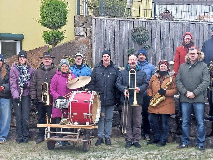 Die Musikanten der Musikvereinigung Machtilshausen beim Silvesterblasen.