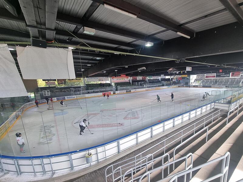 Das Eishockey-Training l&auml;uft schon l&auml;nger (hier die U11 des HEC). Ab heute ist das H&ouml;chstadter Eisstadion auch wieder f&uuml;r den Publikumsbesuch ge&ouml;ffnet.