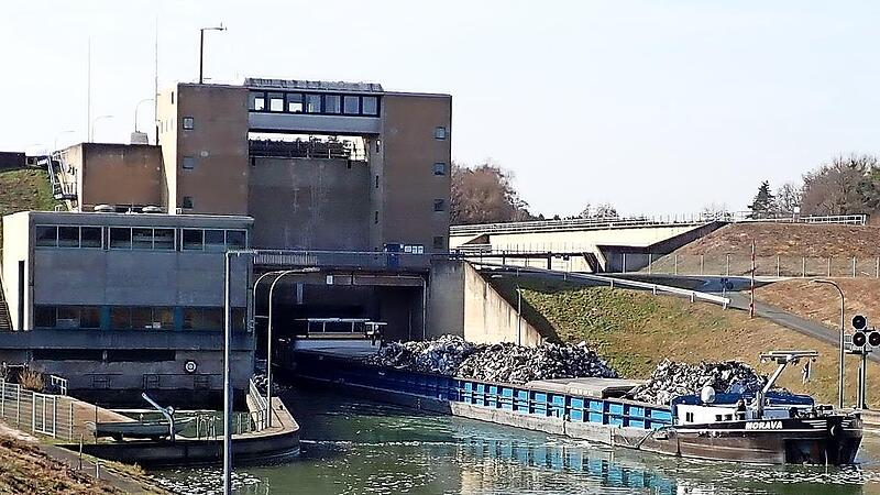 Die Schleuse Erlangen am Main-Donau-Kanal soll ein Neubau ersetzen. Die Schleuse Erlangen am Main-Donau-Kanal soll ein Neubau ersetzen.