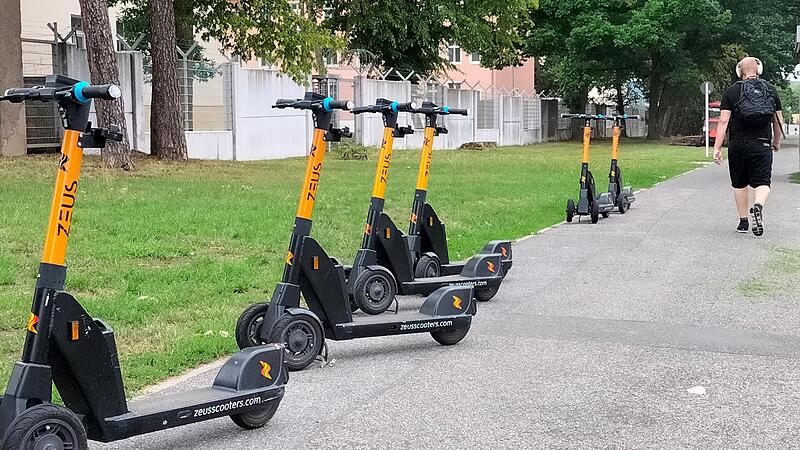 In der Zollnerstra&szlig;e stehen die E-Scooter auf dem Gehsteig Schlange. Kein sch&ouml;ner Anblick.