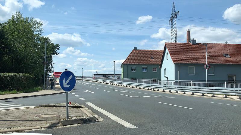 Der Blick aus einem Auto, das in der Hans-Sachs-Straße steht, zur Piastenbrücke. Genau an dieser Stelle geschah vor drei Wochen ein tödlicher Unfall.