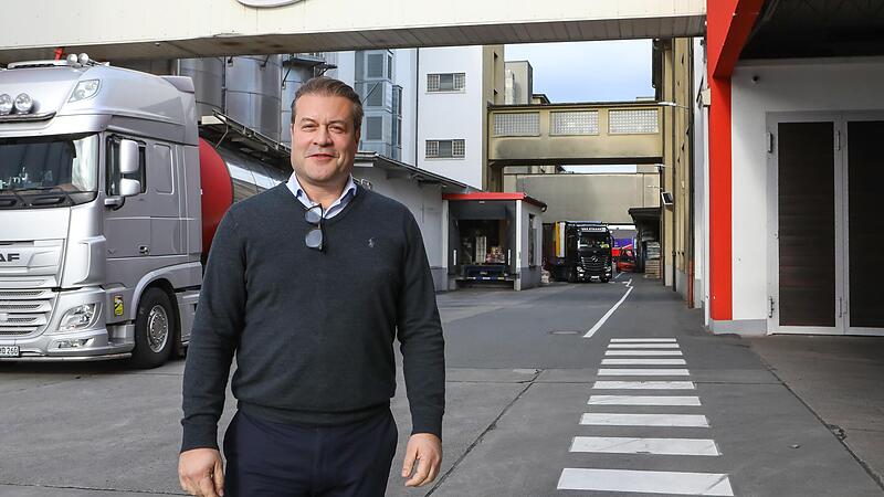 Der neue Piasten-CEO Manfred Jus steht vor den Firmengeb&auml;uden, w&auml;hrend  hinter ihm Lkw zum Be- und Entladen stehen.Forchheim & Fr&auml;nkische Schweiz