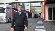 Der neue Piasten-CEO Manfred Jus steht vor den Firmengeb&auml;uden, w&auml;hrend  hinter ihm Lkw be- und entladen.Forchheim & Fr&auml;nkische Schweiz