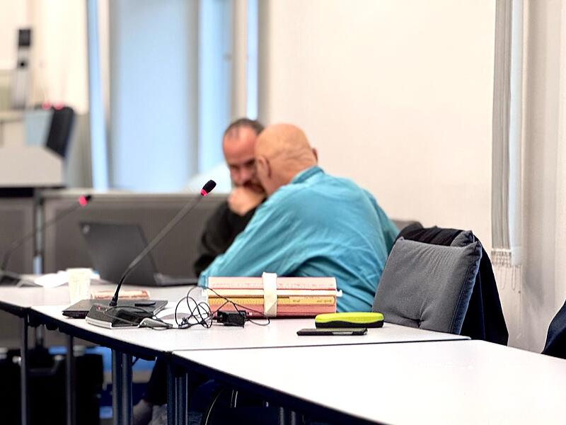 Im Fall Katina K bespricht sich der Angeklagte mit seinem Anwalt.