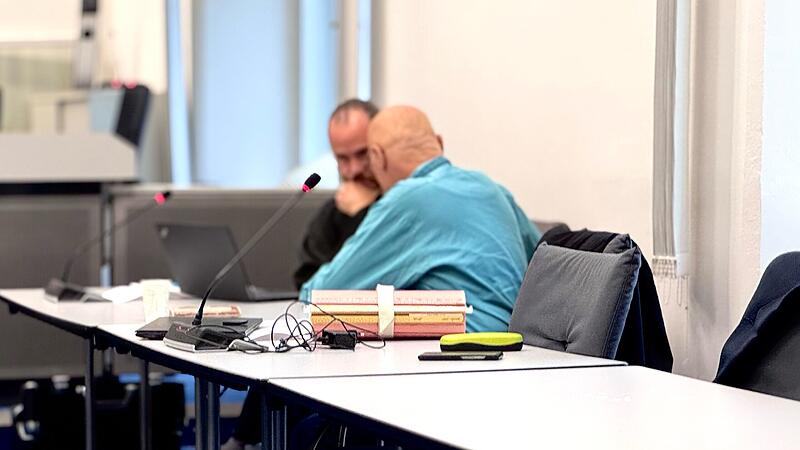 Im Fall Katina K bespricht sich der Angeklagte mit seinem Anwalt.