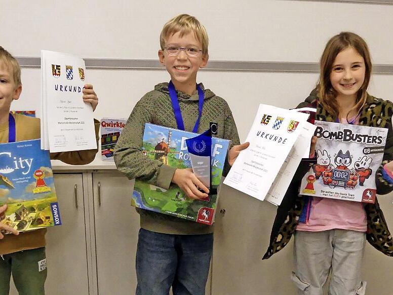 Sieger aus dem Landkreis Forchheim bei der dritten Runde der Oberfränkischen Mathematik-Meisterschaft (v.l.): Martin Behr (GS Buckenhofen-Burk), Florian Hetz (GS Pretzfeld) und Laura Rackelmann (GS Pretzfeld). Sieger aus dem Landkreis Forchheim bei der dritten Runde der Oberfränkischen Mathematik-Meisterschaft (v.l.): Martin Behr (GS Buckenhofen-Burk), Florian Hetz (GS Pretzfeld) und Laura Rackelmann (GS Pretzfeld).