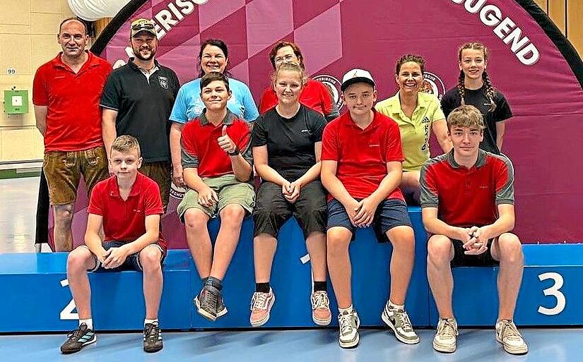 Für die SG Kronach traten an: Leo Degel, Leopold Kette, Moritz Först, Luana Förtsch, Leonie Heim und Maximilian Först. Die Trainer Birgit Rittmann, Michael Heim, Michael Förster, Monika Wimmer waren zufrieden. Mit auf dem Bild: Schirmherrin Monika... Für die SG Kronach traten an: Leo Degel, Leopold Kette, Moritz Först, Luana Förtsch, Leonie Heim und Maximilian Först. Die Trainer Birgit Rittmann, Michael Heim, Michael Förster, Monika Wimmer waren zufrieden. Mit auf dem Bild: Schirmherrin Monika...