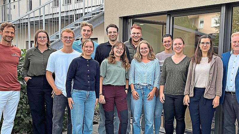 Die Studenten der Landarztpraxis von Dr. Joachim Hepp (l.) mit stellvertretendem Landrat Matthias Klement (r.), Johanna Waibl (2. v. r.) und Antonia Giese (2. v. l.). Leopold Werner/LRA Bad Kissingen Die Studenten der Landarztpraxis von Dr. Joachim Hepp (l.) mit stellvertretendem Landrat Matthias Klement (r.), Johanna Waibl (2. v. r.) und Antonia Giese (2. v. l.). Leopold Werner/LRA Bad Kissingen
