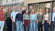 Die Studenten der Landarztpraxis von Dr. Joachim Hepp (l.) mit stellvertretendem Landrat Matthias Klement (r.), Johanna Waibl (2. v. r.) und Antonia Giese (2. v. l.).  Leopold Werner/LRA Bad Kissingen