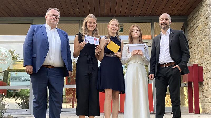 Die Schulbesten mit (von links) Realschuldirektor Stefan Wittmann, Antonia Vollert (1,45), Amelie Werner (1,18), Zoe Sachs (1,50) und Realschulkonrektor Frank Ziegler Die Schulbesten mit (von links) Realschuldirektor Stefan Wittmann, Antonia Vollert (1,45), Amelie Werner (1,18), Zoe Sachs (1,50) und Realschulkonrektor Frank Ziegler