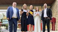 Die Schulbesten mit (von links) Realschuldirektor Stefan Wittmann, Antonia Vollert (1,45), Amelie Werner (1,18), Zoe Sachs (1,50) und Realschulkonrektor Frank Ziegler