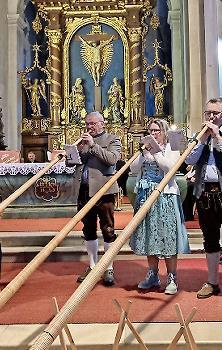 Das Alphorntrio Holzklang aus Premich begeisterte das Publikum.