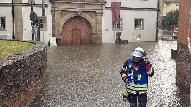 Der Platz um das und im Deutschordensschloss lief voll mit Wasser.