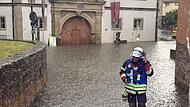 Der Platz um das und im Deutschordensschloss lief voll mit Wasser. Der Platz um das und im Deutschordensschloss lief voll mit Wasser.