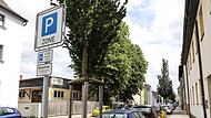 An manchen Stra&szlig;enz&uuml;gen, wie hier in der Birkenfelderstra&szlig;e, kann man untertags f&uuml;r vier Stunden mit Parkscheibe parken und ist dann relativ schnell  zu Fu&szlig; im Stadtkern.Forchheim & Fr&auml;nkische Schweiz