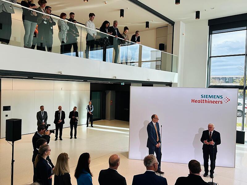 Stolz: Bernd Montag (links), Chef von Siemens Healthineers, empfängt Bundespräsident Frank-Walter Steinmeier. Stolz: Bernd Montag (links), Chef von Siemens Healthineers, empfängt Bundespräsident Frank-Walter Steinmeier.