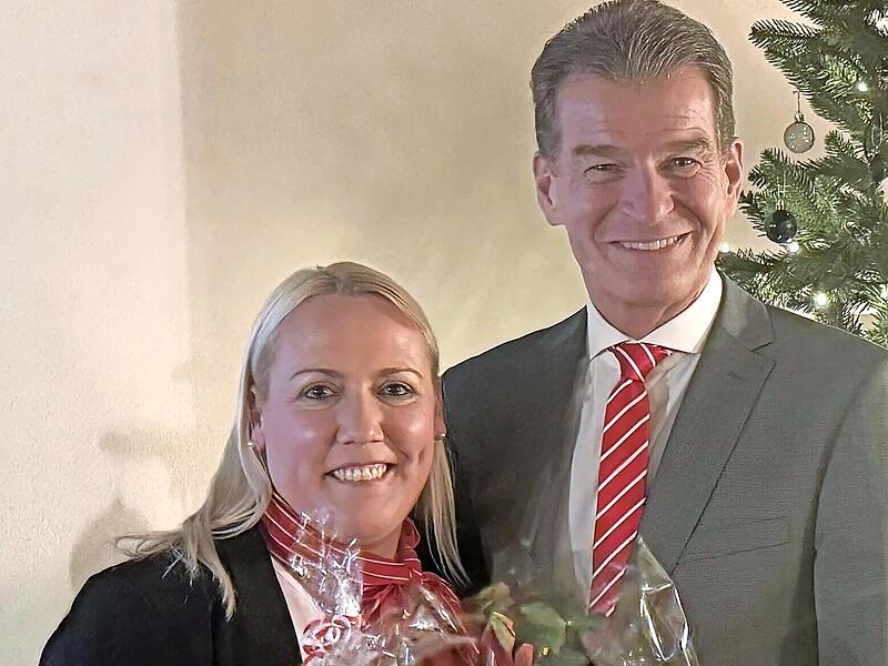 Julia Schübert wurde beim Jubilaressen für 25 Jahre bei der Sparkasse Bad Kissingen von Vorstand Michael Rendl beglückwünscht. Julia Schübert wurde beim Jubilaressen für 25 Jahre bei der Sparkasse Bad Kissingen von Vorstand Michael Rendl beglückwünscht.