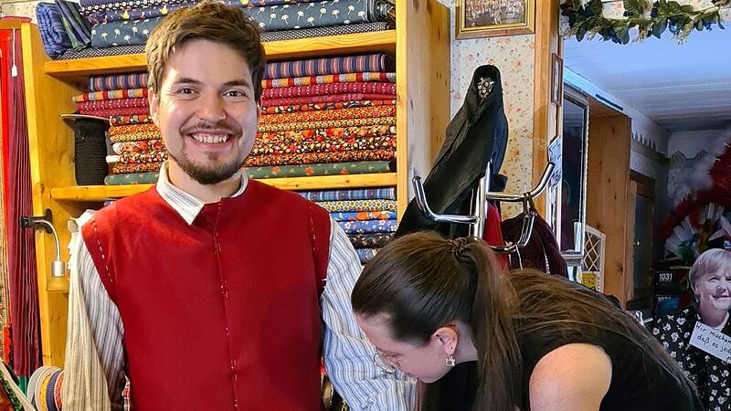 Christian Rosenbauer bekommt von Rosalie Postatny eine Weste angepasst.Forchheim & Fr&auml;nkische Schweiz