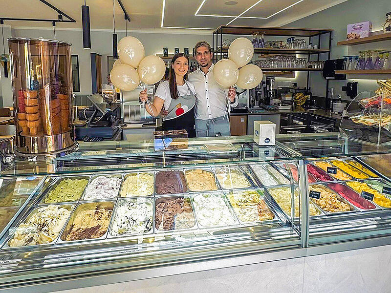 Eiscafé bei Gianni Hirschaid Nina Jentsch und Fabio Jentsch an der Wiedereröffnung des Cafés nach den Umbauarbeiten im Jahr 2025.