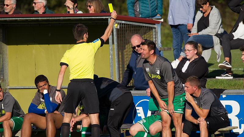 Verletzte und Urlauber machen es möglich: Zwei „alte Hasen“ – nämlich Frank Fugmann (stehend) und Dominik Zwosta (rechts) – stellten sich letzte Woche als Ergänzungsspieler für das Landesliga-Team zur Verfügung. Verletzte und Urlauber machen es möglich: Zwei „alte Hasen“ – nämlich Frank Fugmann (stehend) und Dominik Zwosta (rechts) – stellten sich letzte Woche als Ergänzungsspieler für das Landesliga-Team zur Verfügung.