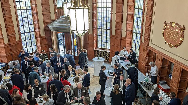 Eröffnungsempfang im Terrakotta-Foyer des historischen Kurhausbades Eröffnungsempfang im Terrakotta-Foyer des historischen Kurhausbades