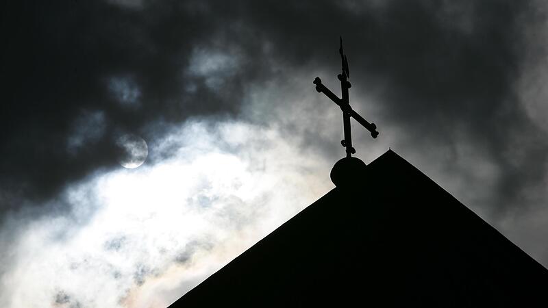 Dunkle Wolken über der katholischen Kirche, die sich mit sexueller Gewalt und Missbrauch auseinandersetzen muss. Dunkle Wolken über der katholischen Kirche, die sich mit sexueller Gewalt und Missbrauch auseinandersetzen muss.