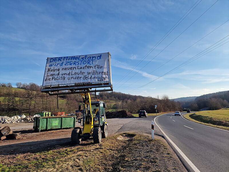 Auch au&szlig;erhalb der Autobahnauffahrten waren vereinzelt Fahrzeuge mit Schildern zu sehen. Hier in Burkardroth.