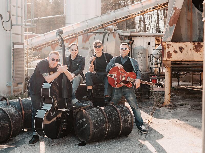 Bei der Bescherung im Wildpark Hundshaupten bekamen die Tiere von Kindern gebastelte Futtergeschenke.