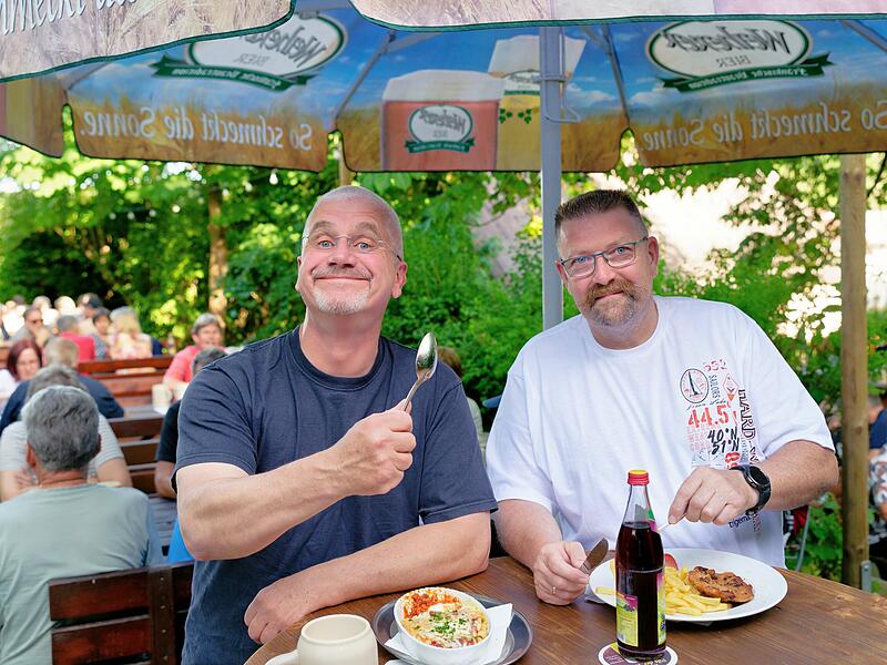Bei der Kerwa treffen sich gute Freunde mit guter Laune bei gutem Essen.