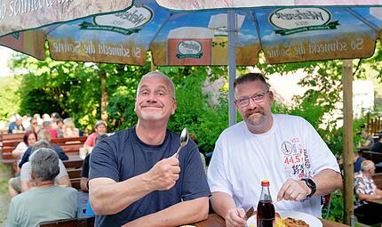 Bei der Kerwa treffen sich gute Freunde mit guter Laune bei gutem Essen.