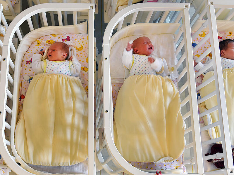 Babys in Bettchen In Franken werden weniger Kinder geboren. Und doch sorgen sich nicht wenige davor, dass die Geburtshilfestationen in kleineren Häusern wegbrechen könnten. Andere wiederum sehen darin einen Qualitätsgewinn.