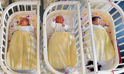 Babys in Bettchen In Franken werden weniger Kinder geboren. Und doch sorgen sich nicht wenige davor, dass die Geburtshilfestationen in kleineren Häusern wegbrechen könnten. Andere wiederum sehen darin einen Qualitätsgewinn.