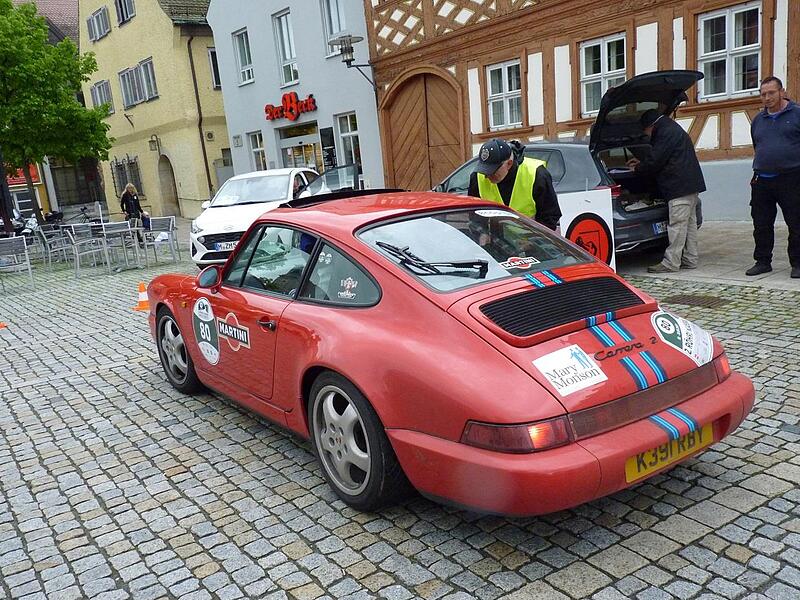 Der Rechtslenker Porsche 964 Carrera 2 Coup&eacute; Bj.1993 mit Joseph Kotrie-Monson aus Gro&szlig;britannien am Steuer