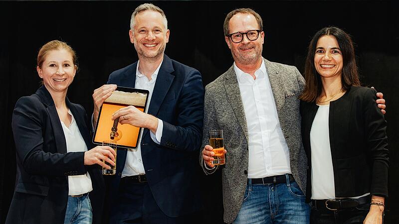Simon Pierro spendiert dem F&uuml;hrungstrio der VR Bank Kitzingen gerne ein Bier &ndash; frisch gezapft vom iPad (v. links n. rechts: Anika Friedrich, Simon Pierro, Alexander Schuster und Selina Gru&szlig;).