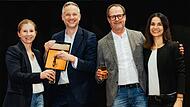 Simon Pierro spendiert dem F&uuml;hrungstrio der VR Bank Kitzingen gerne ein Bier &ndash; frisch gezapft vom iPad (v. links n. rechts: Anika Friedrich, Simon Pierro, Alexander Schuster und Selina Gru&szlig;).