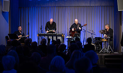 Das Wolfgang Lackerschmid Quartett in Coburg mit Yotam Silberstein (Gitarre), Stefan Rademacher (Bass) und Karl Latham (Schlagzeug).