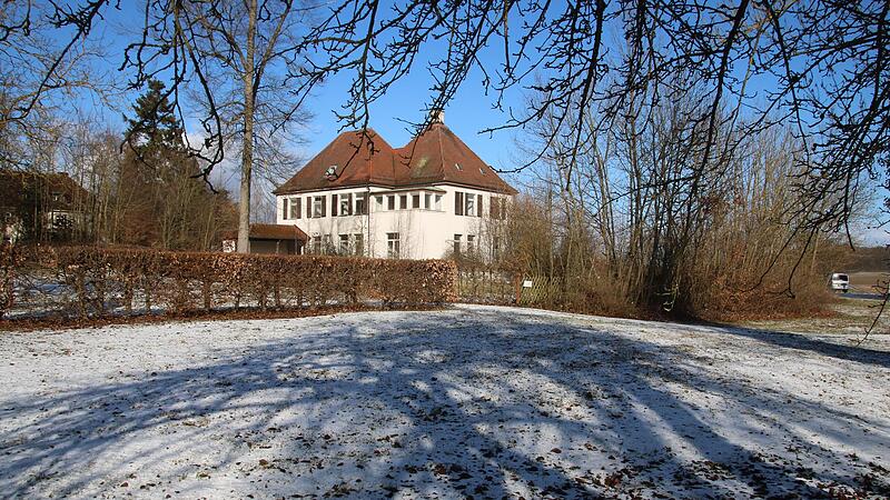 Die ehemalige Direktorenvilla in Kutzenberg soll abgerissen werden, um eine Blickachse zu schaffen zwischen einem neuen Klinikgeb&auml;ude und dem historischen Verwaltungsbau.