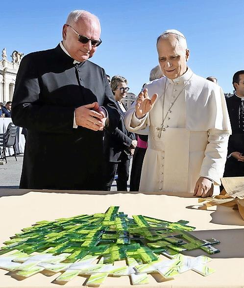 Papst Leo segnet die Kreuze für die Höchstadter Klassenzimmer.