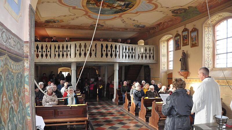 Der Erlös der Kollekte kommt der Kreuzkapelle selbst zu Gute, die Spenden draußen fließen in die geplante Renovierung der Lourdeskapelle auf dem Trieberg bei Sulzthal. Der Erlös der Kollekte kommt der Kreuzkapelle selbst zu Gute, die Spenden draußen fließen in die geplante Renovierung der Lourdeskapelle auf dem Trieberg bei Sulzthal.