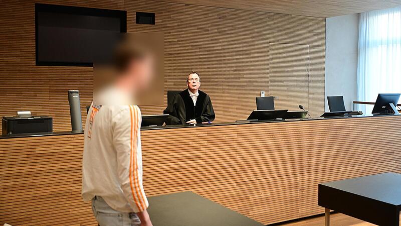 Strafrichter Eckhardt und der Angeklagte kurz vor Prozessbeginn.