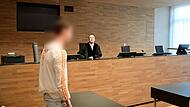 Strafrichter Eckhardt und der Angeklagte kurz vor Prozessbeginn.