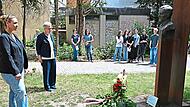 Dritte B&uuml;rgermeisterin Eva Jutzler (vorn) und Mechthildis Boksch von der Willy-Aron-Gesellschaft beim Gedenken vor der mit einem Kranz geschm&uuml;ckten B&uuml;ste von Claus Graf Schenk von Stauffenberg. Stadt Bamberg, Gerhard Beck